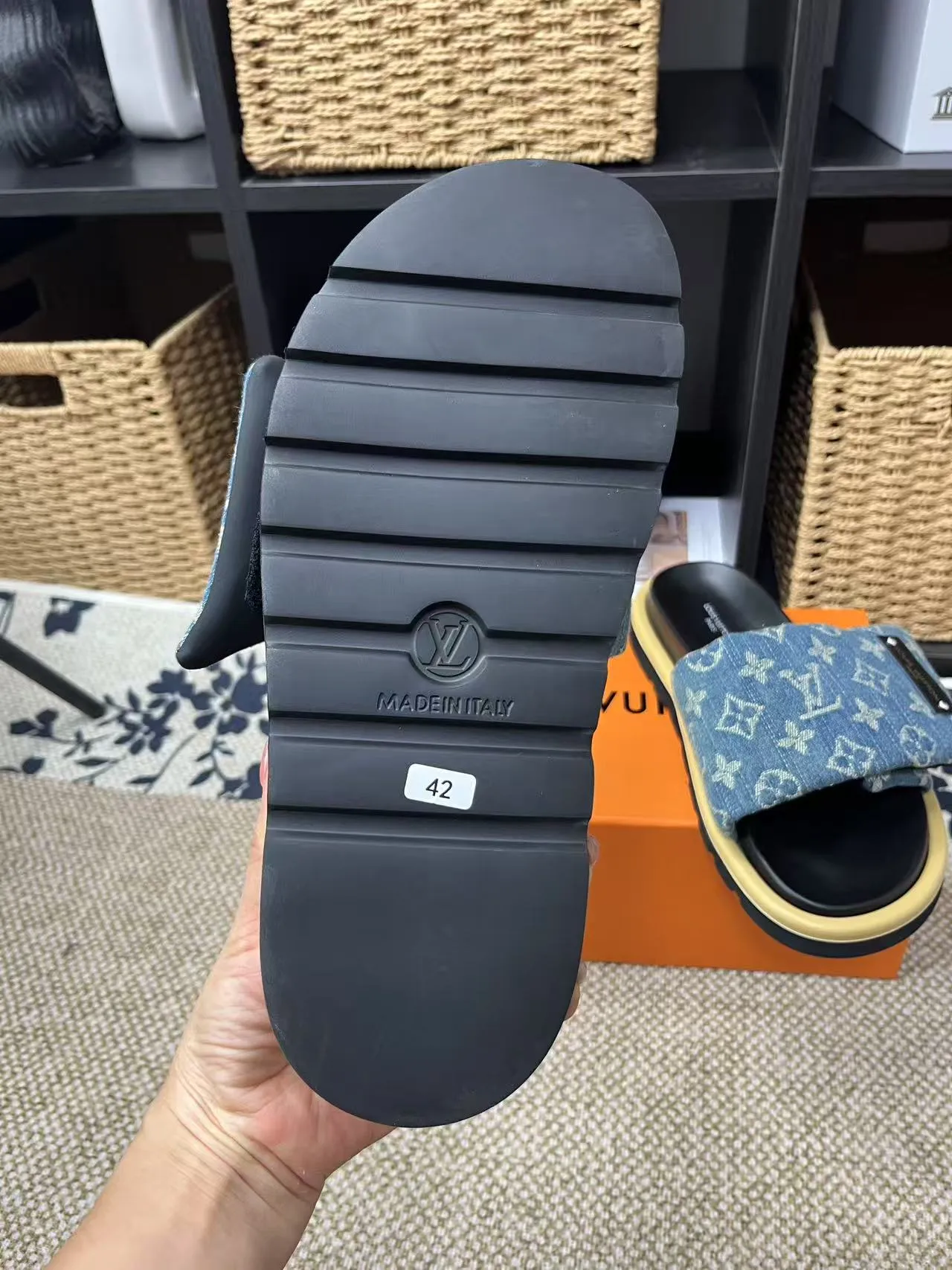 P340 yuan LV Louis Vuitton Full of high-end feel! A popular model among bloggers at home and abroad, it’s retro and fashionable, and looks stunning on your feet! Mainly recommended model on the official website★ ━━━━━ ЅᏇєєt ━━━━━ ▪️Upper: original calfskin ➕5D printing process ▪️Inner: imported mixed sheepskin ▪️Outsole: original molded foam outsole ▪️Size: Female 35-40 Men's 39-44 (women's 41 men's 45)